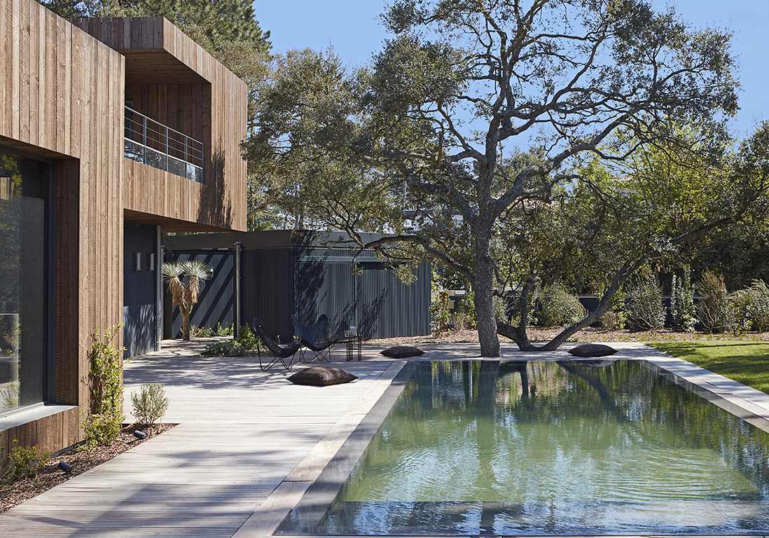 Une maison en bois moderniste dans la pinède d’Anglet - Elle Décoration