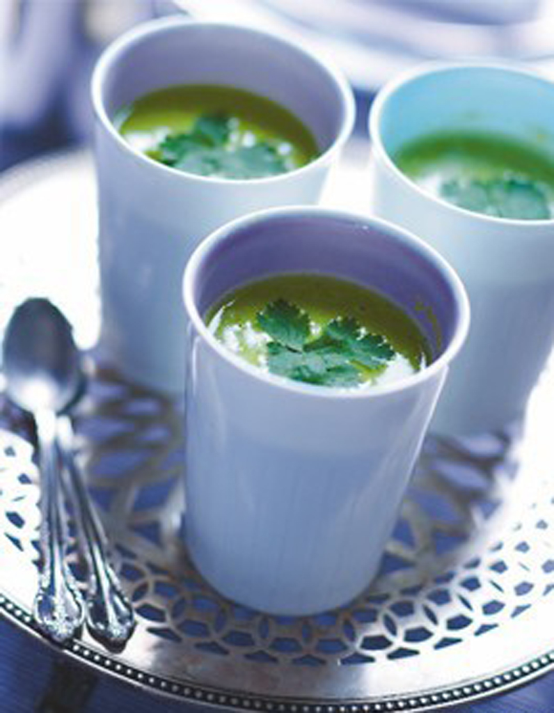 Soupe fraîche de petits pois à la coriandre 50 recettes au yaourt Elle à Table