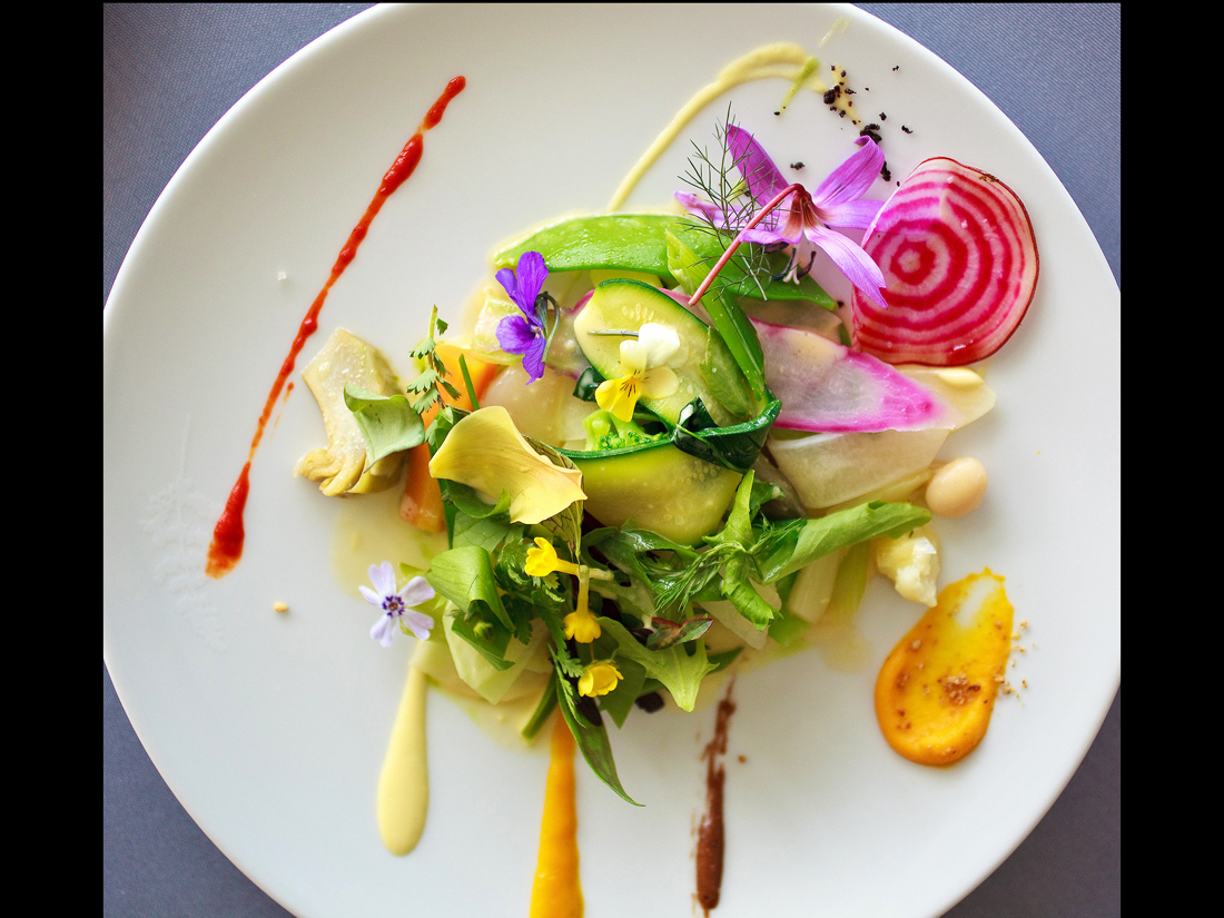 La Gargouillou de jeunes légumes graines et herbes lait de poule a la