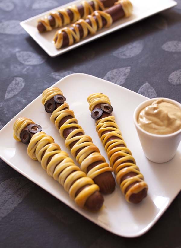 Momies Saucisses Halloween Des Recettes Effrayantes Et Faciles Reperees Sur Pinterest Elle A Table