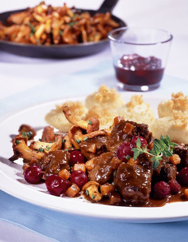 Civet de chevreuil aux cranberries et aux girolles - Menu de Noël : on Civet de chevreuil aux cranberries et aux girolles - Menu de Noël : on