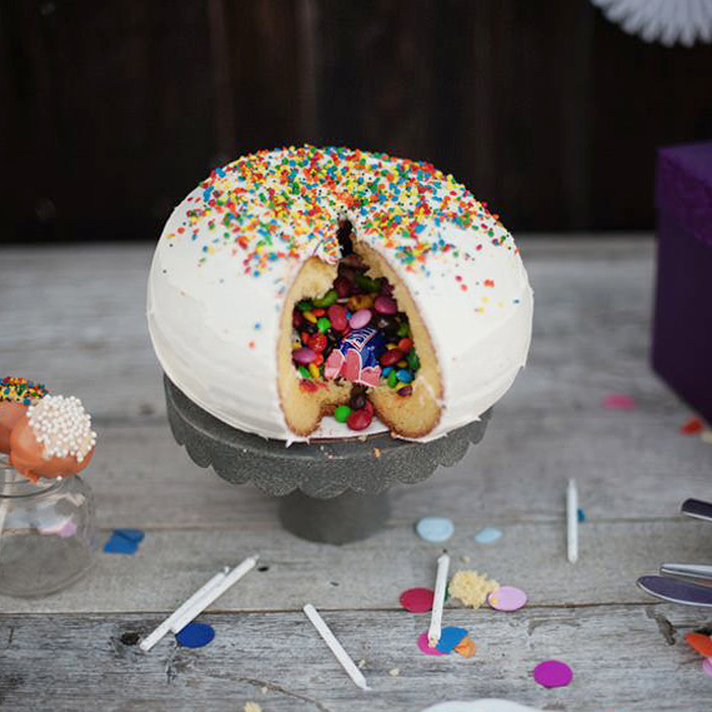 Sphere Pinata Cake Pinata Cake 12 Gateaux Bluffants Reperes Sur Pinterest Elle A Table