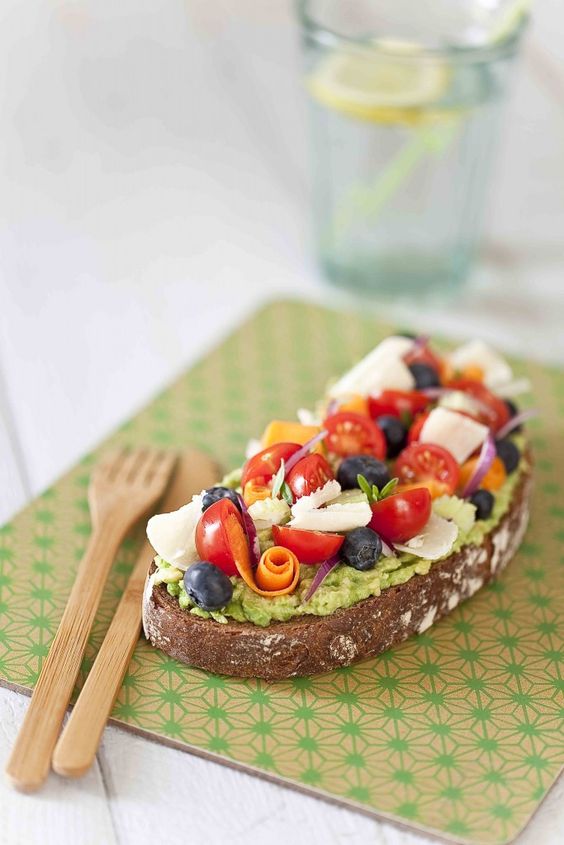 Tartine salée avocat et légumes - Idées de tartines aux petits légumes