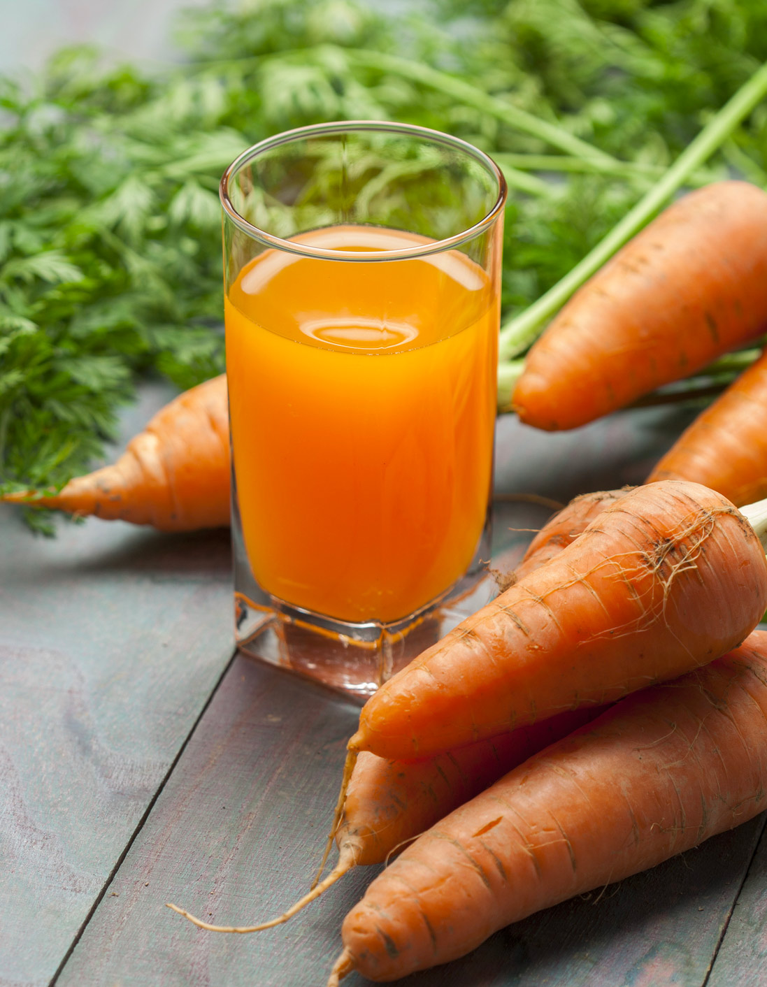 Сок при температуре можно. Морковный сок. Морковь сок. Сок морковный витаминный. Свежевыжатый сок морковь.