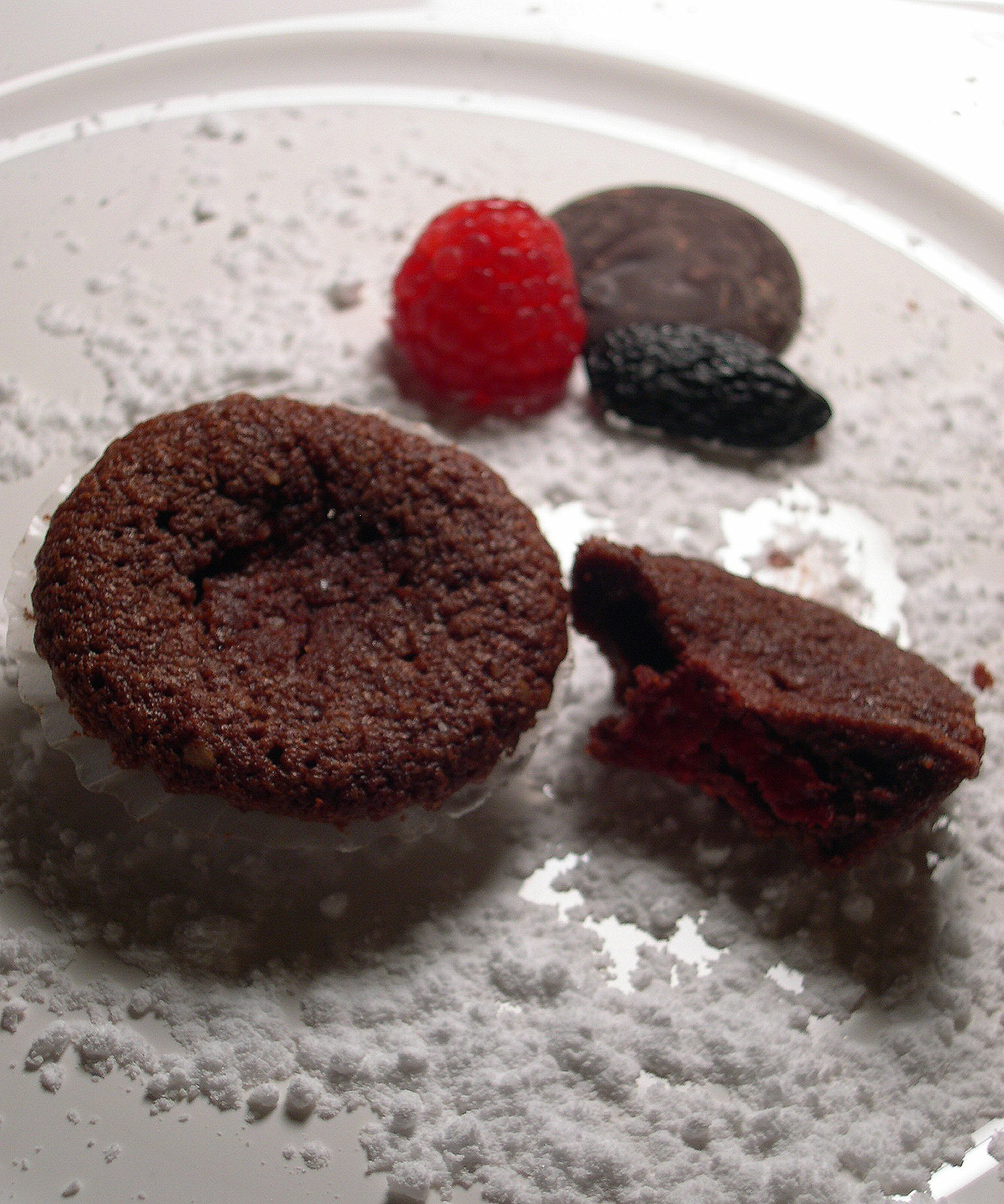 Moelleux Au Chocolat A La Feve Tonka Et Aux Framboises Pour 6 Personnes Recettes Elle A Table