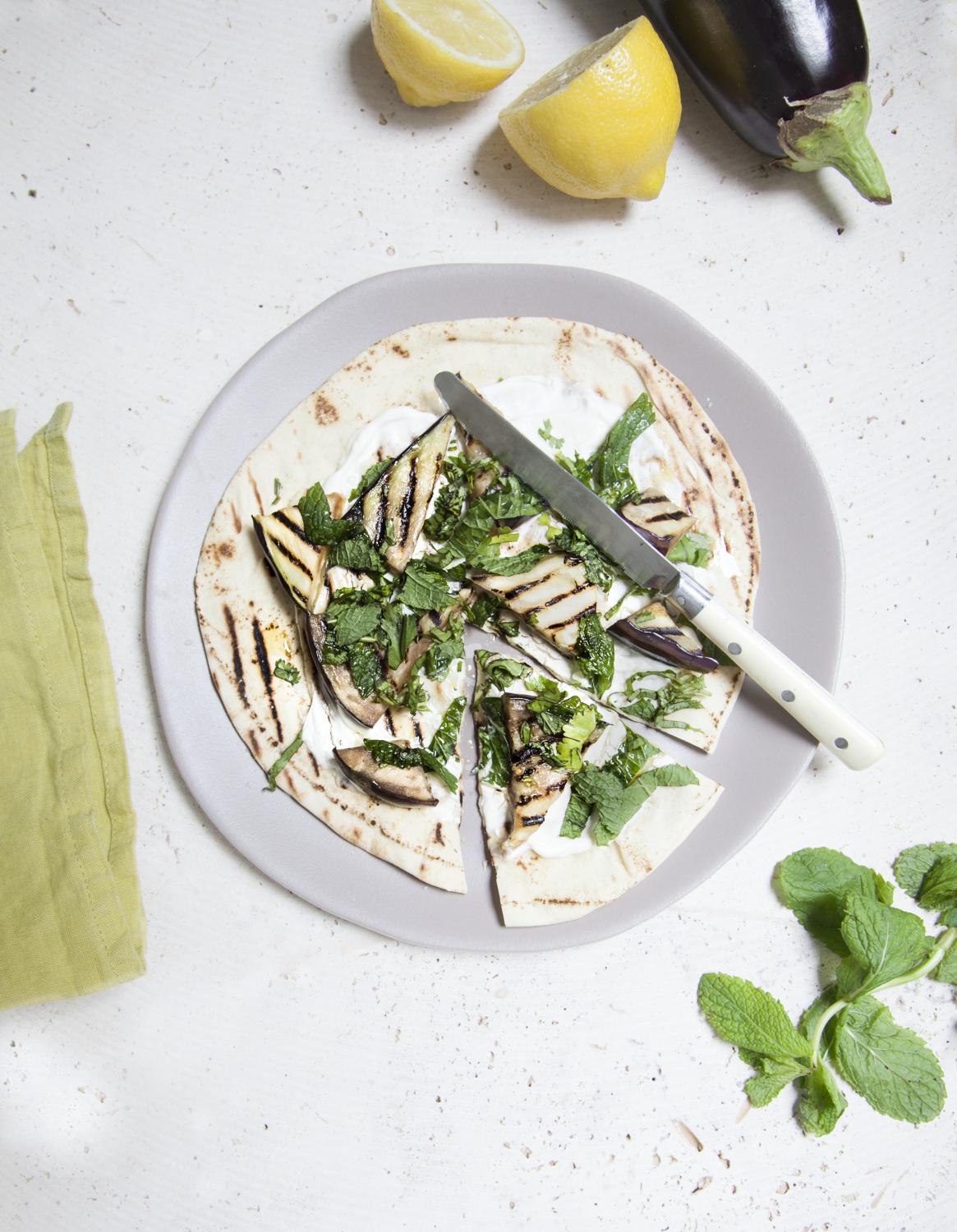 Pizzas Aux Aubergines Sur Pain Pita Pour 4 Personnes Recettes Elle A Table