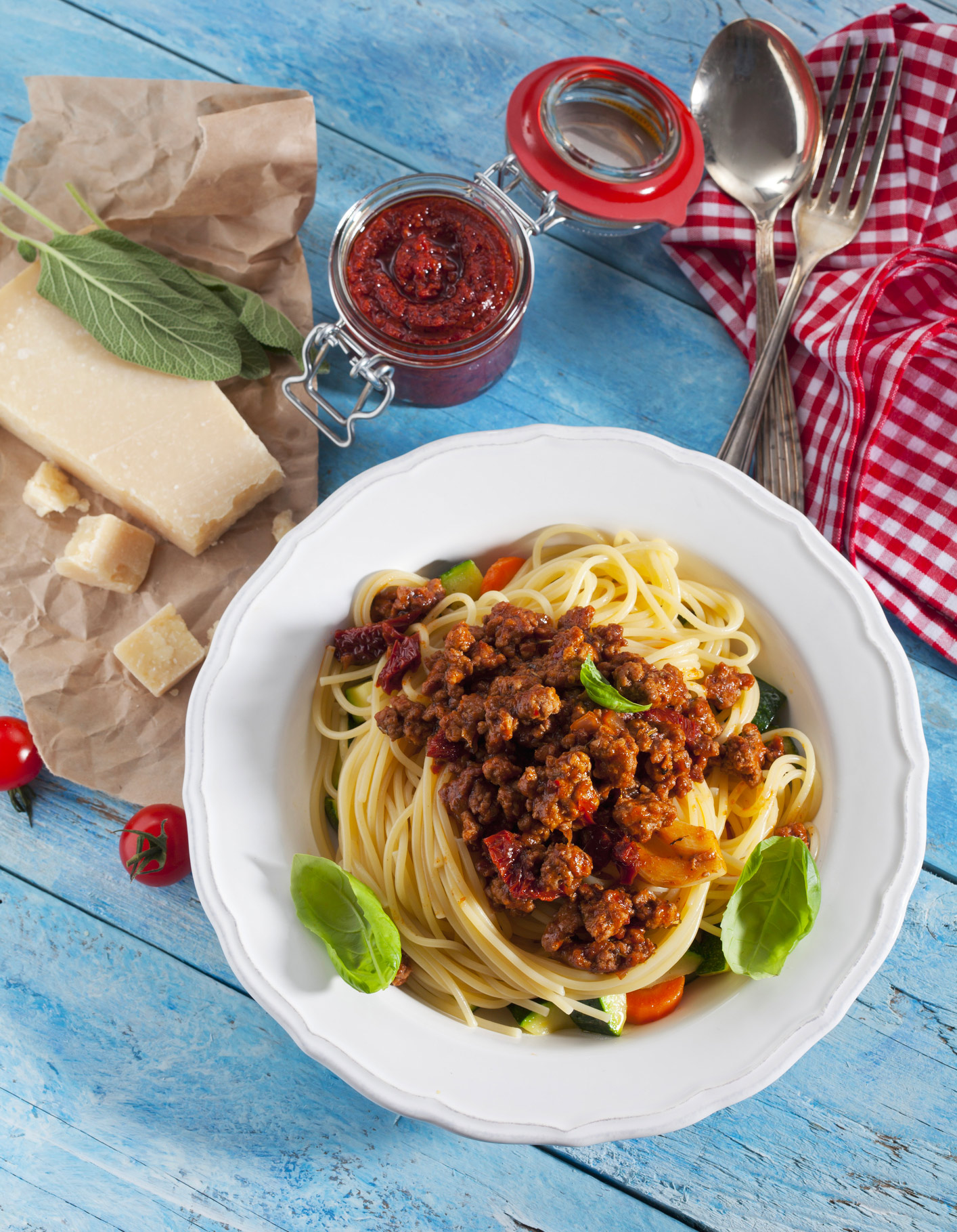 Spaghettis A La Bolognaise Pour 4 Personnes Recettes Elle A Table