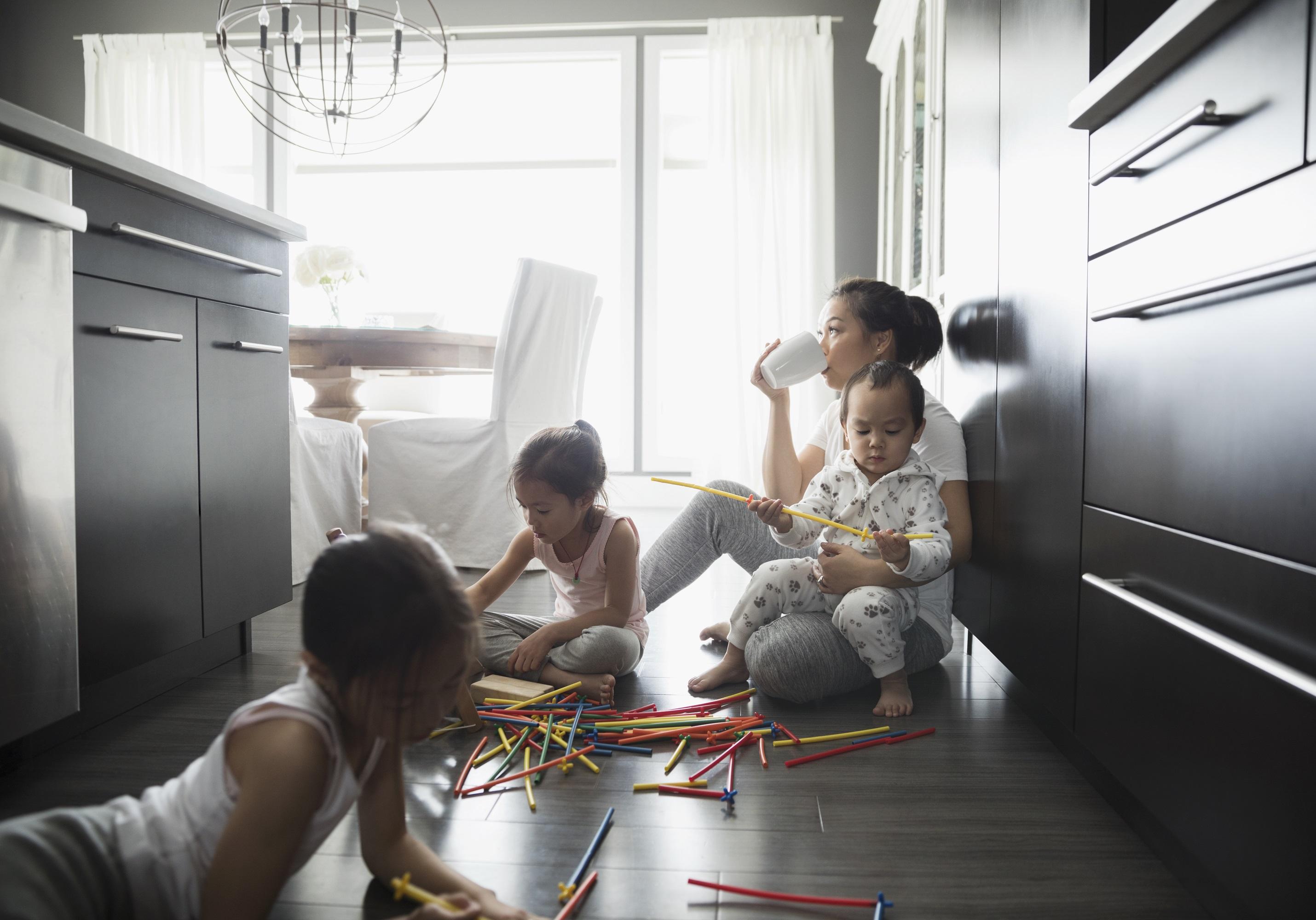 kastinge-obshage-snyali-mamochku-na-troih-video-onlayn-viebal