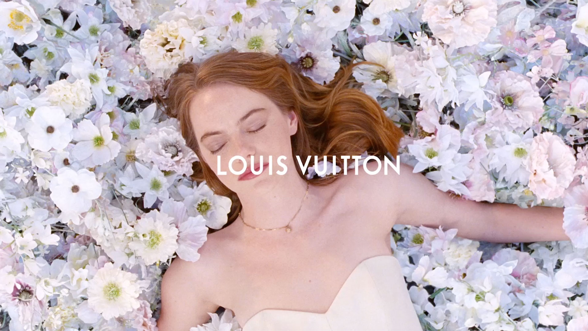 Exclu : Emma Stone nous surprend dans la nouvelle campagne parfum Louis  Vuitton - Elle