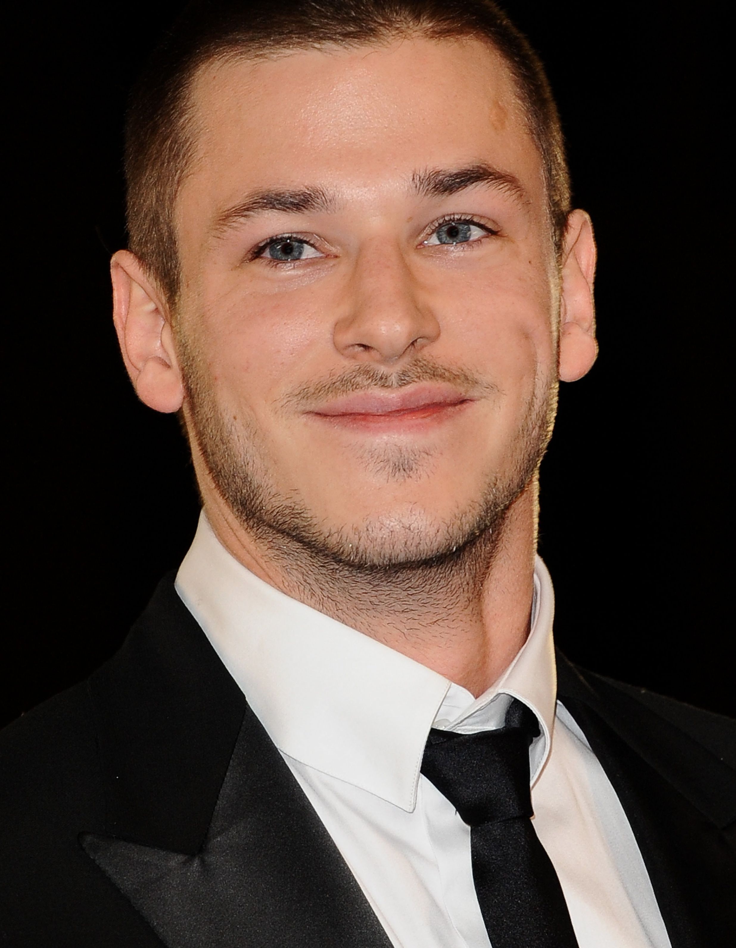 Gaspard Ulliel dans la peau d'Yves Saint Laurent ? - Elle