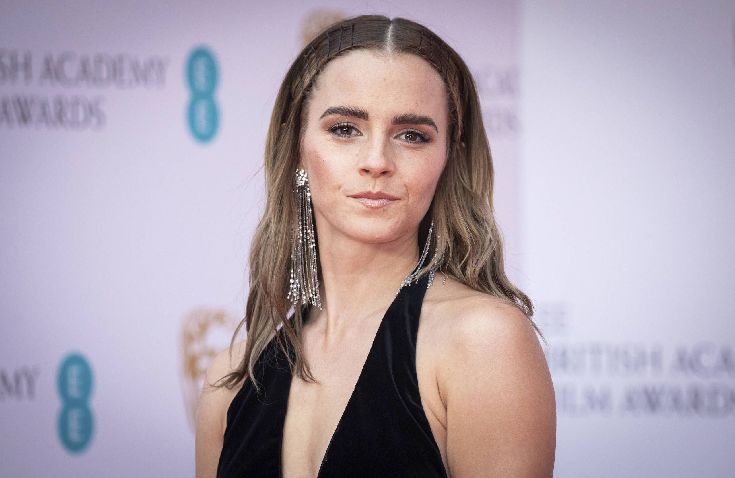 https://cdn-elle.ladmedia.fr/var/plain_site/storage/images/loisirs/cinema/news/je-n-etais-pas-tres-heureuse-emma-watson-explique-son-absence-au-cinema-4125561/98830649-1-fre-FR/Je-n-etais-pas-tres-heureuse-Emma-Watson-explique-son-absence-au-cinema.jpg