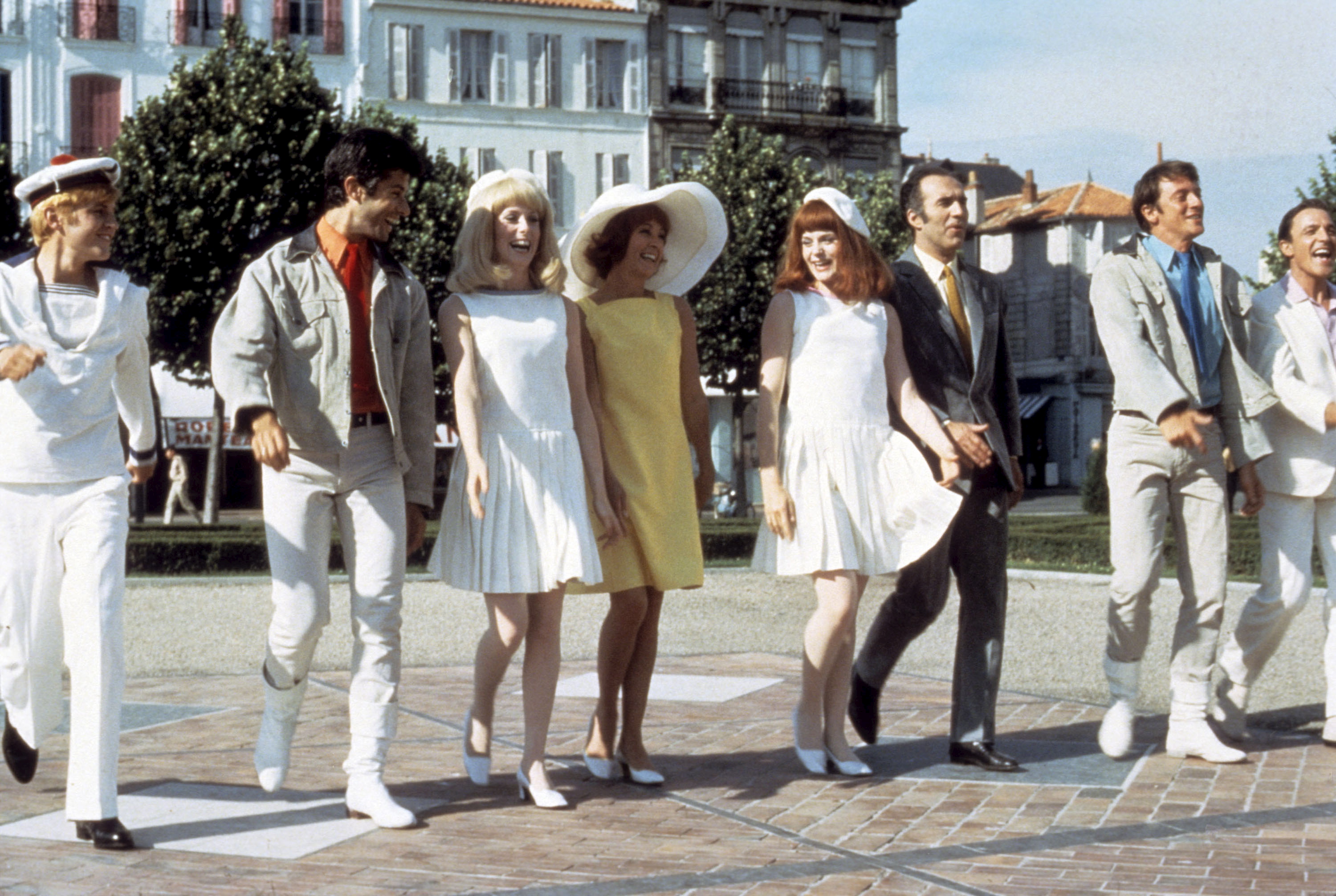 Les Demoiselles De Rochefort Nous Voyageons De Ville En Ville « Les Demoiselles de Rochefort » : revivez le film en 5 séquences