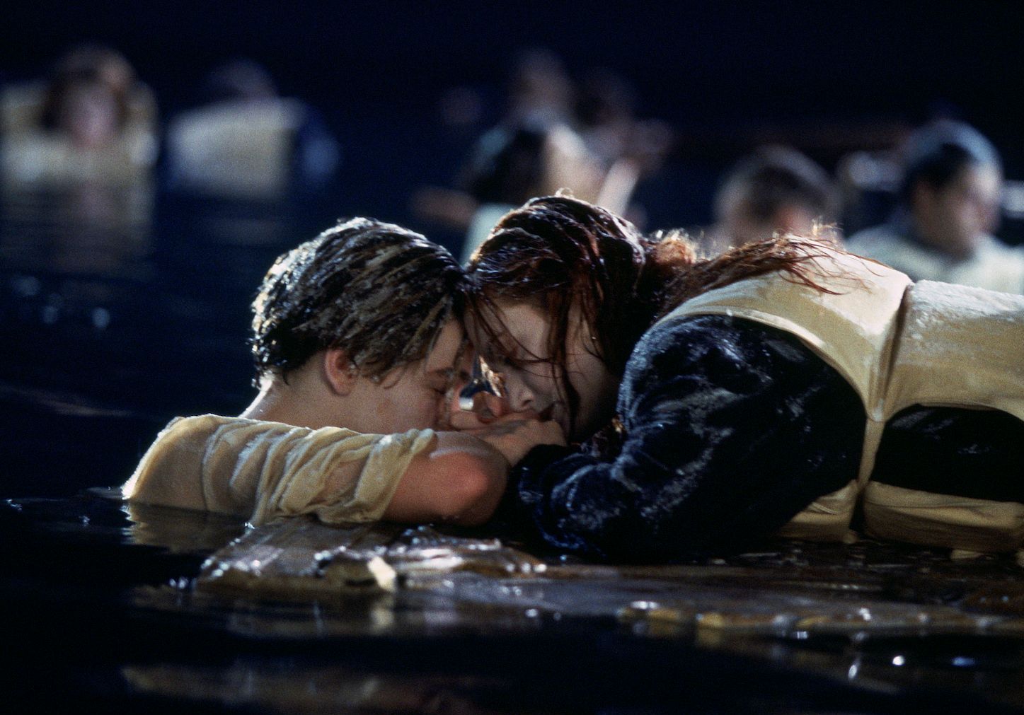Titanic : Jack pouvait-il réellement survivre s'il avait été sur la planche  avec Rose ? - Elle