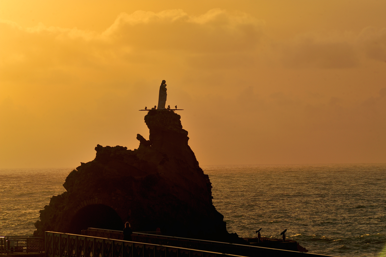 A Biarritz, depuis le rocher de la Vierge 10 lieux magiques où admirer le coucher du soleil A Biarritz, depuis le rocher de la Vierge 10 lieux magiques où admirer le coucher du soleil