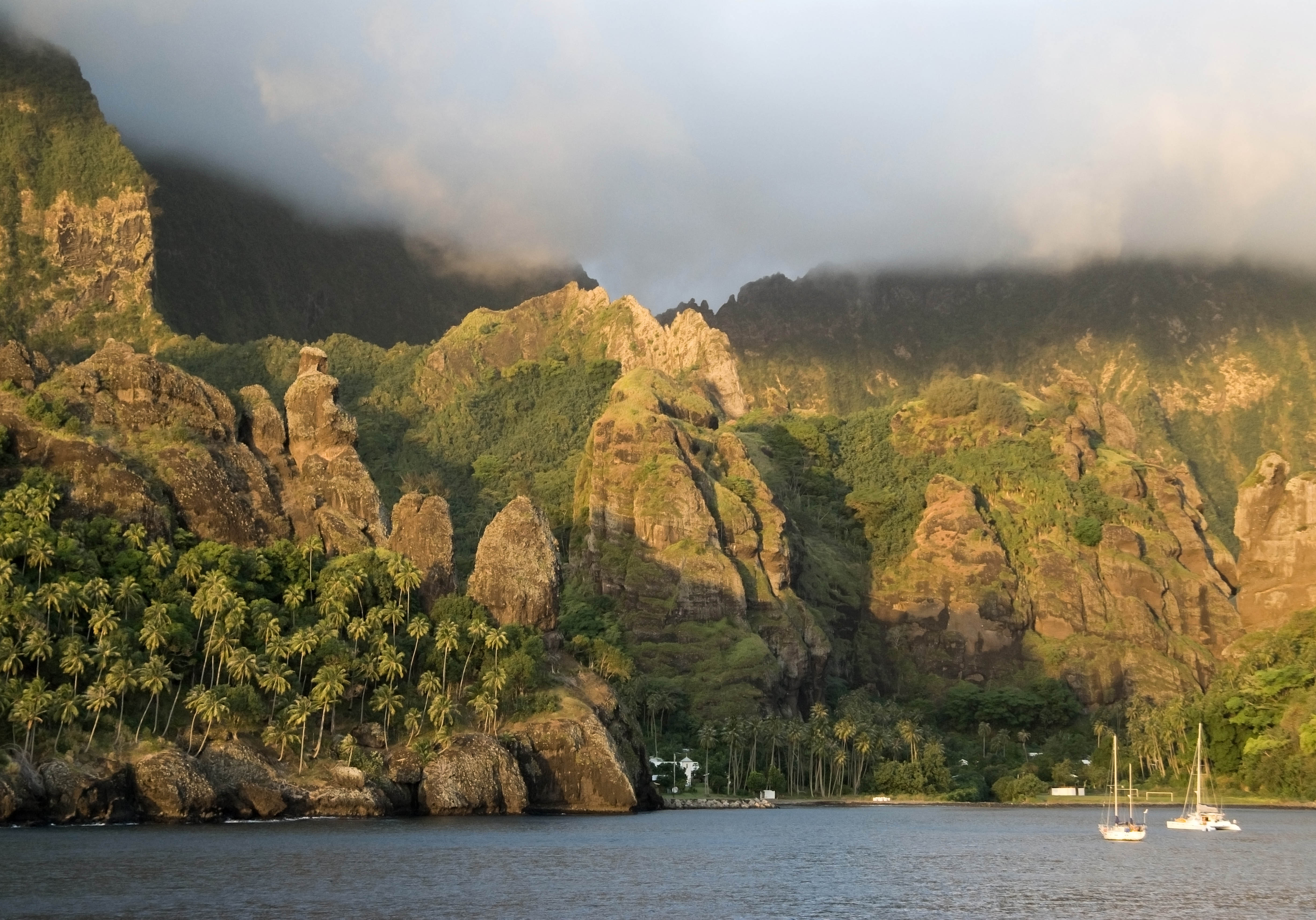 La baie de Hatiheu ses gigantesques parois rocheuses, sur lesquelles