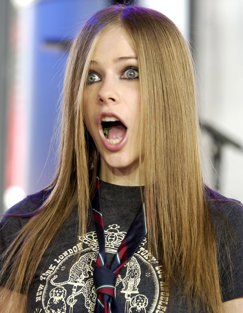 Avril-Lavigne-serait-morte-en-2003-et-remplacee-depuis-par-un-sosie-retour-sur-la-folle-rumeur.jpg
