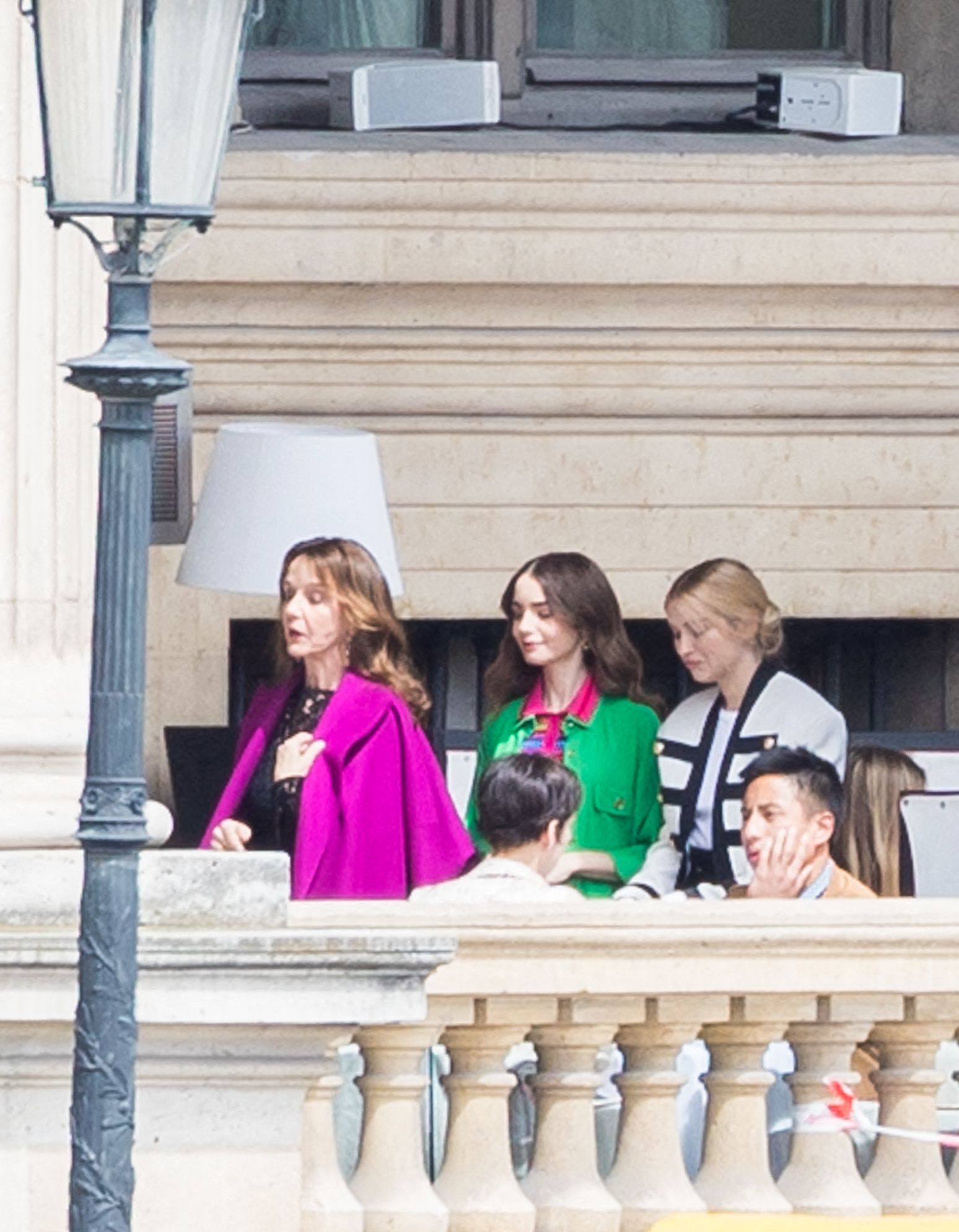 Tenues Emily In Paris Saison 2 Emily in Paris : Lily Collins est de retour dans la capitale pour le