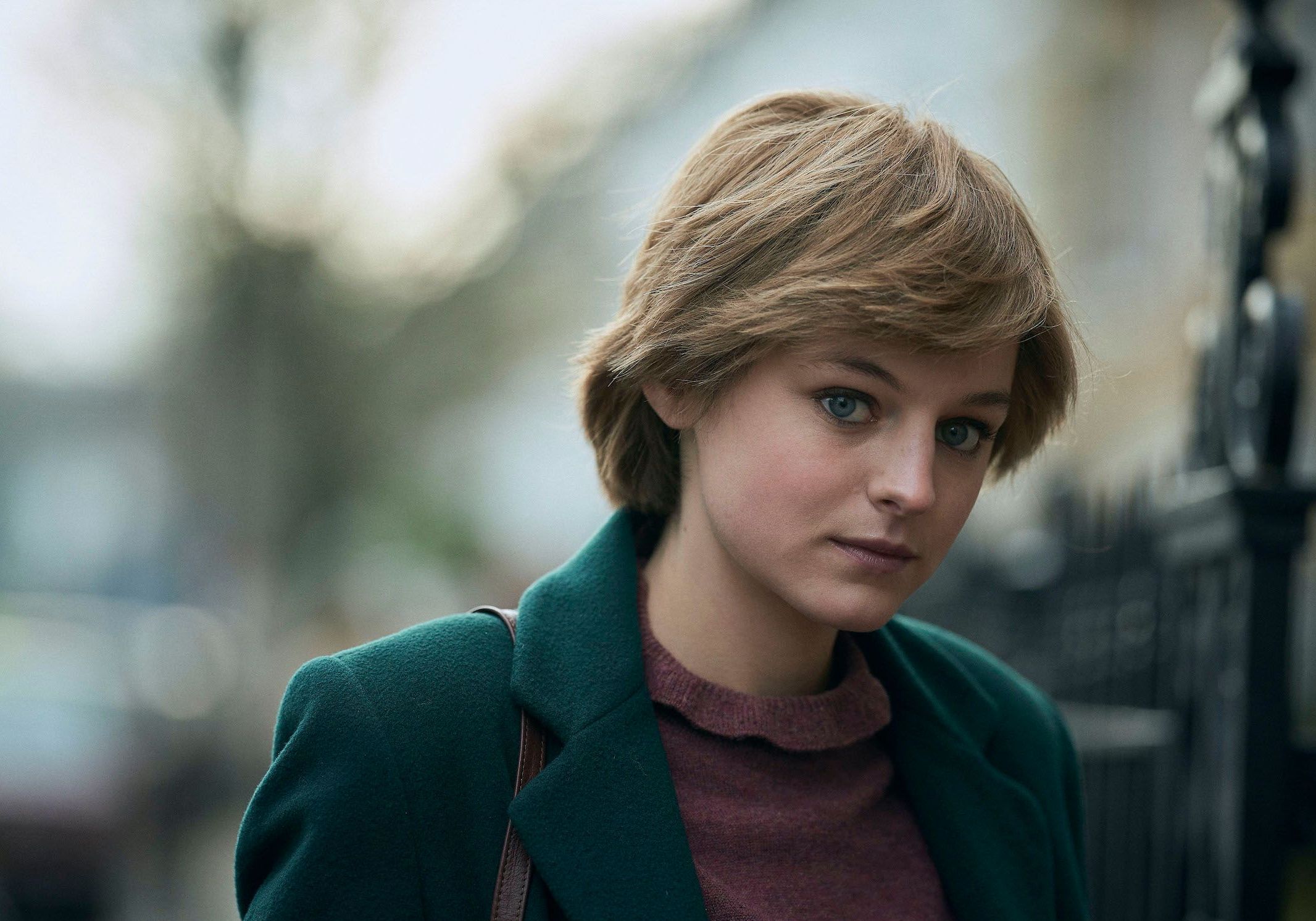 The Crown saison 4 : Emma Corrin et Gillian Anderson se ...