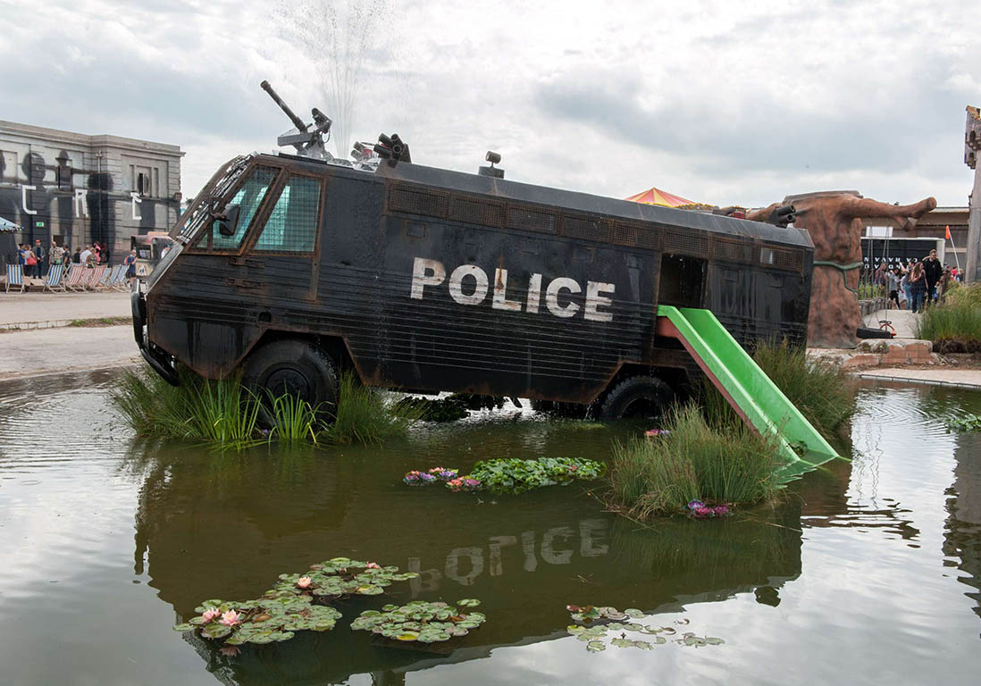 https://cdn-elle.ladmedia.fr/var/plain_site/storage/images/loisirs/sorties/dossiers/dismaland-le-parc-d-attraction-desanchante-de-banksy/le-toboggan-abandonne/55924453-1-fre-FR/Le-toboggan-abandonne.jpg