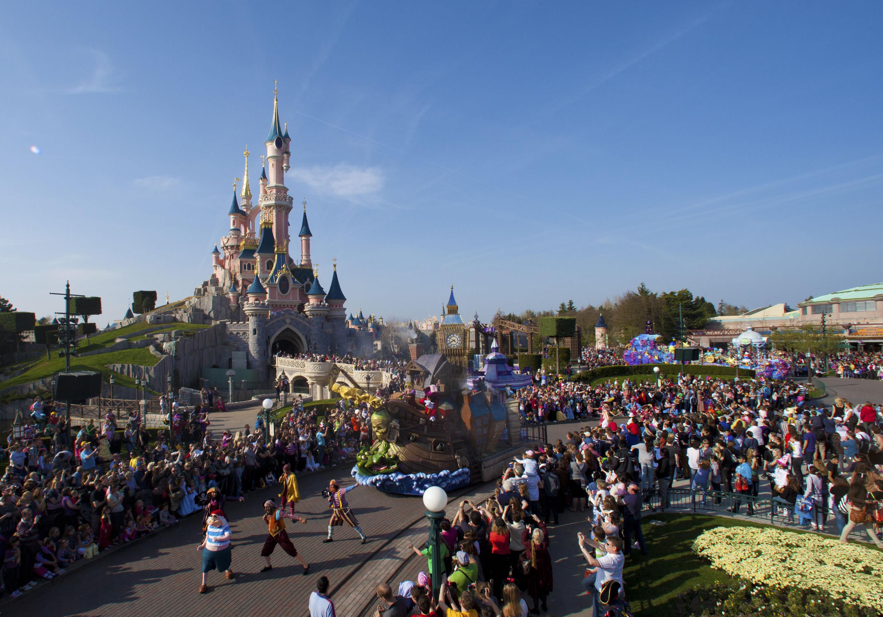 Disneyland Paris dans les coulisses de la parade Elle