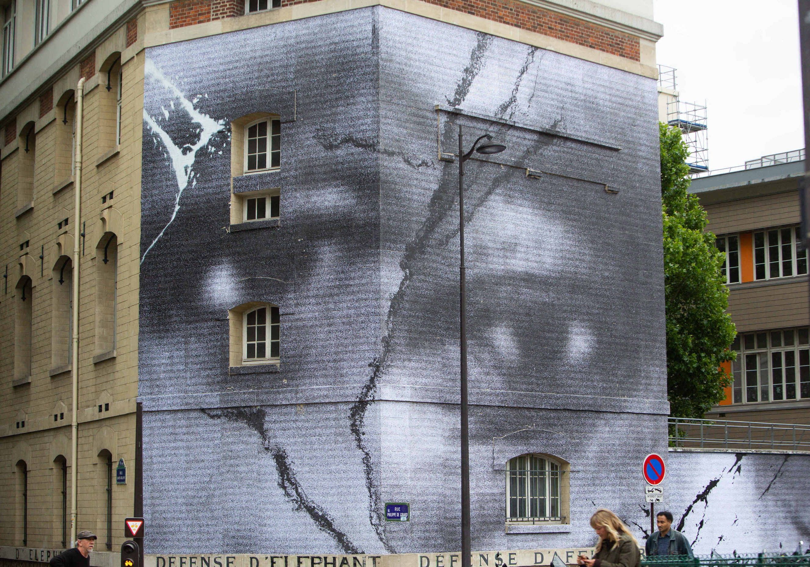 Jr Realise Une Fresque Impressionnante En Hommage A Adama Traore Et George Floyd A Paris Elle