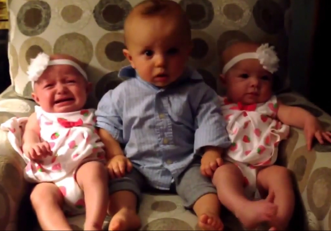 Pret A Liker Un Adorable Bebe Perdu Face A Ses Sœurs Jumelles Elle