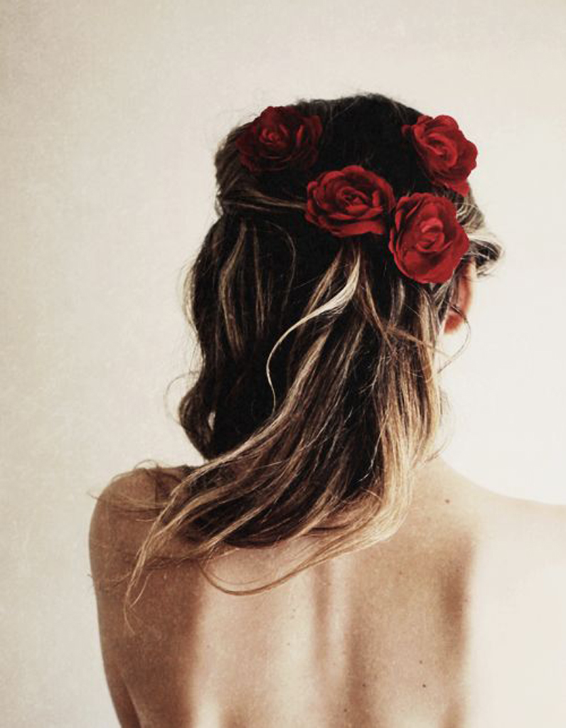 Des fleurs rouges dans les cheveux Des fleurs dans les cheveux pour un mariage bohème Elle