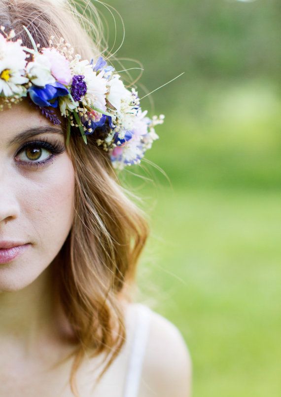 Des fleurs turquoise dans les cheveux Des fleurs dans les cheveux pour un mariage bohème Elle