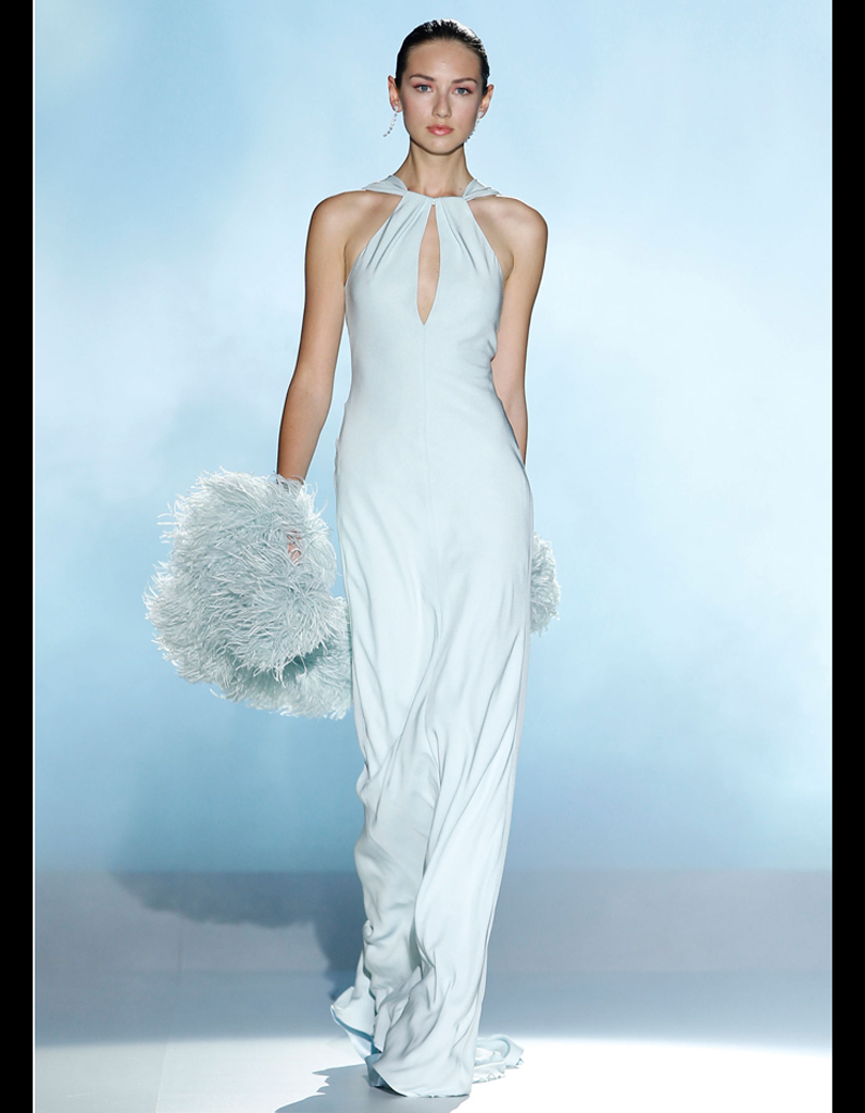 Robe en satin bleu ciel et boa en plumes Rosa Clar?� - 50 robes de mari?�e qui changent - Elle