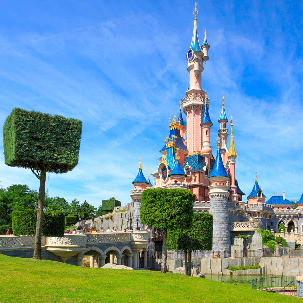 Ellebeautyspot La Seance De Yoga Gratuite Signee Tara Stiles Devant Le Chateau De Disneyland Paris Elle