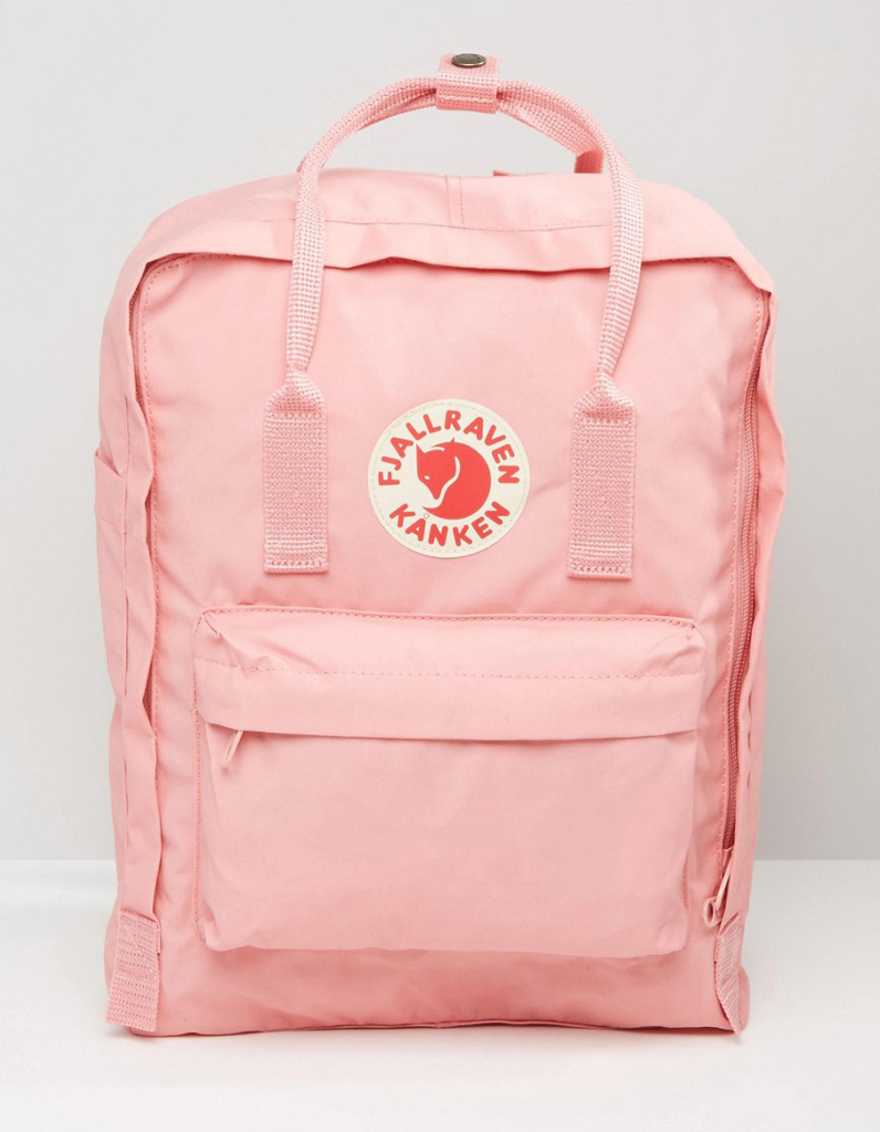 Sac à dos rose Fjallraven Cool en tenue de pluie Elle