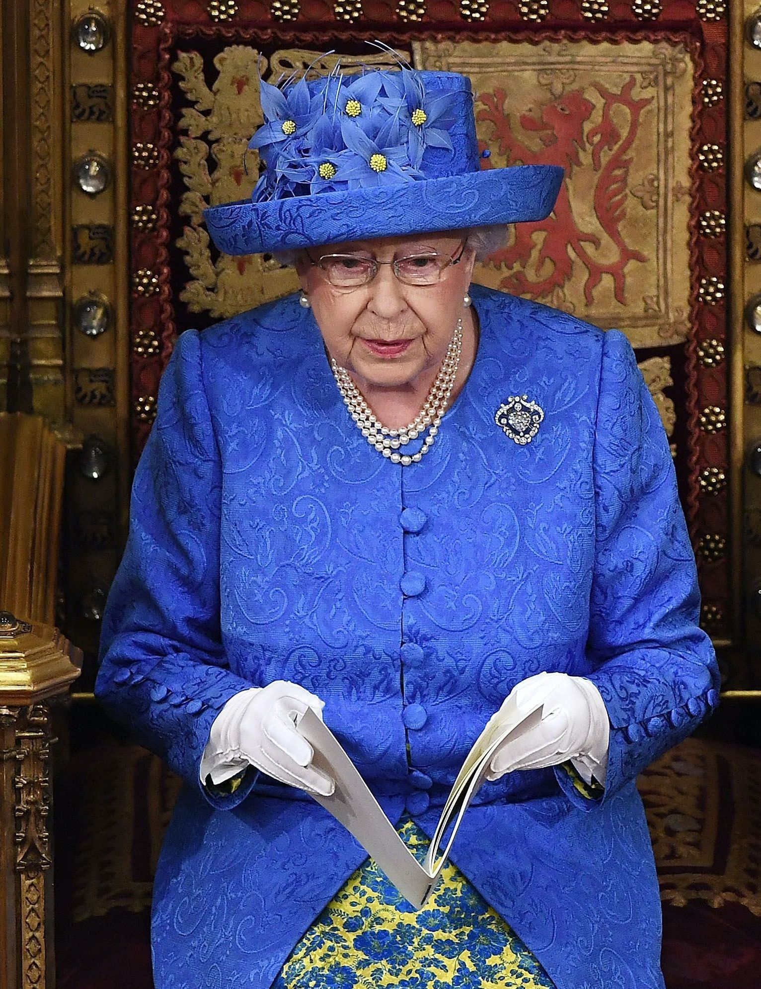 Retention Ideally Warrior Histoire d'une tenue : pourquoi le chapeau d'Elisabeth II a divisé  l'Angleterre - Elle