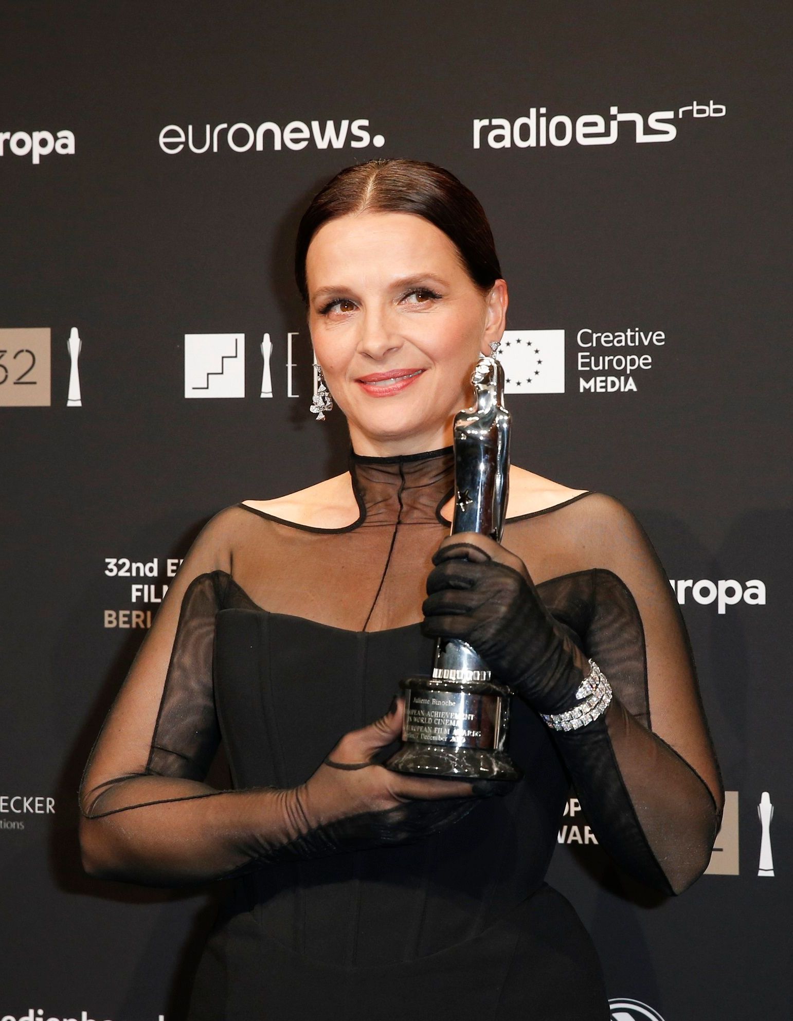 Récompenses Remportées Par Juliette Binoche Juliette Binoche : élégance éternelle pour recevoir un prix à Berlin - Elle