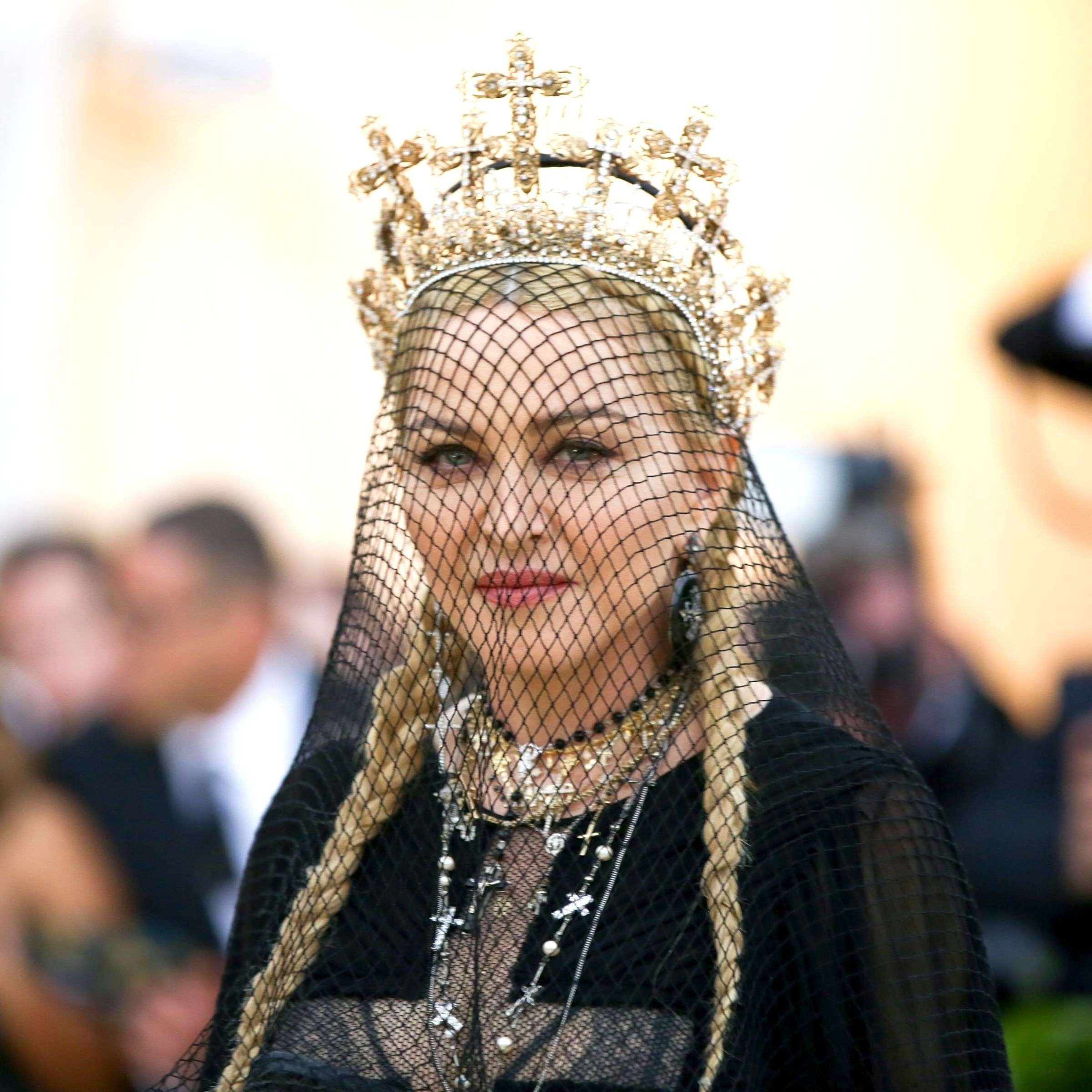 Pourquoi La Tenue De Madonna Pour Son Anniversaire Fait Elle Scandale Elle