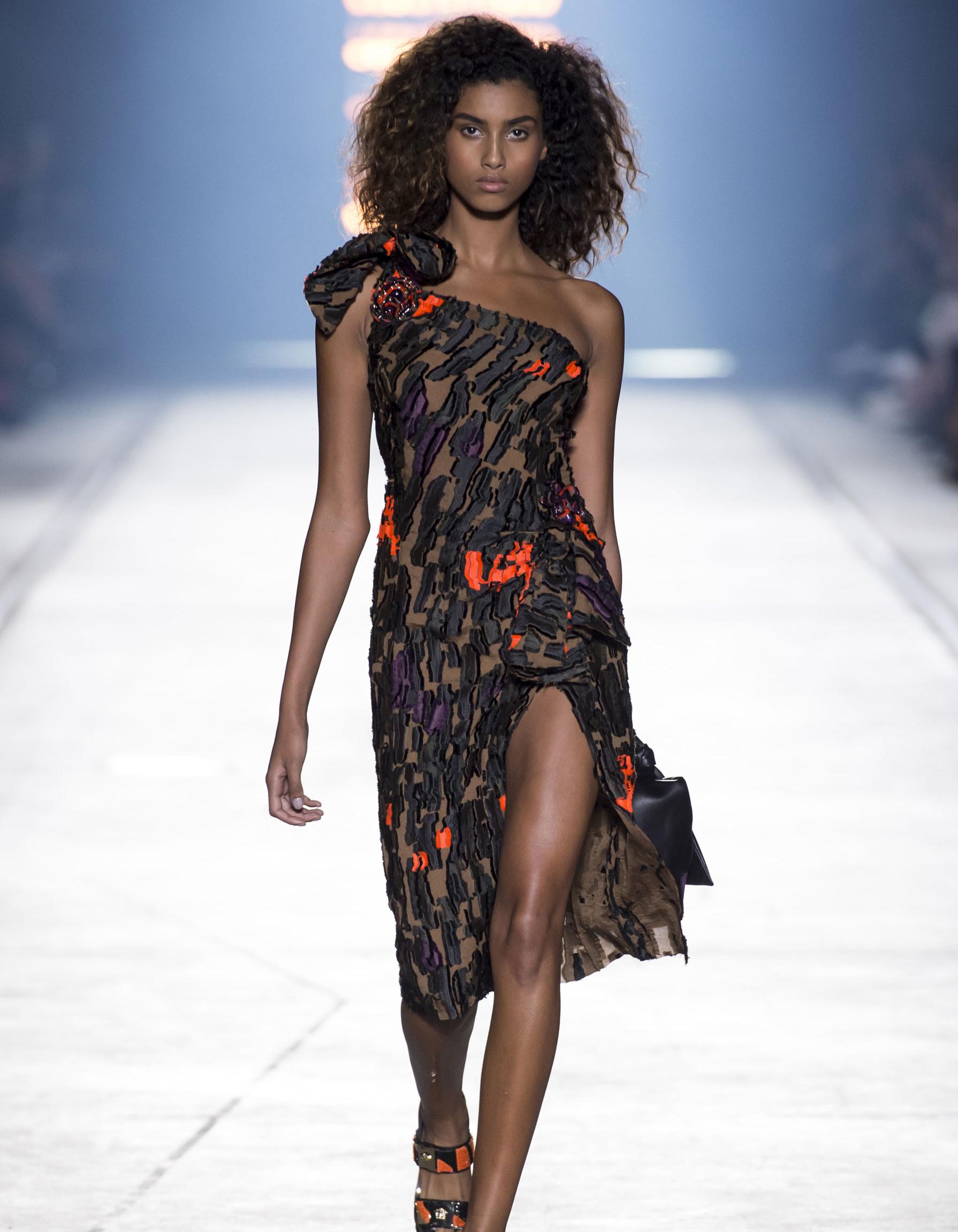 Défilé Versace Prêt à porter PrintempsÉté 2016 Milan Elle