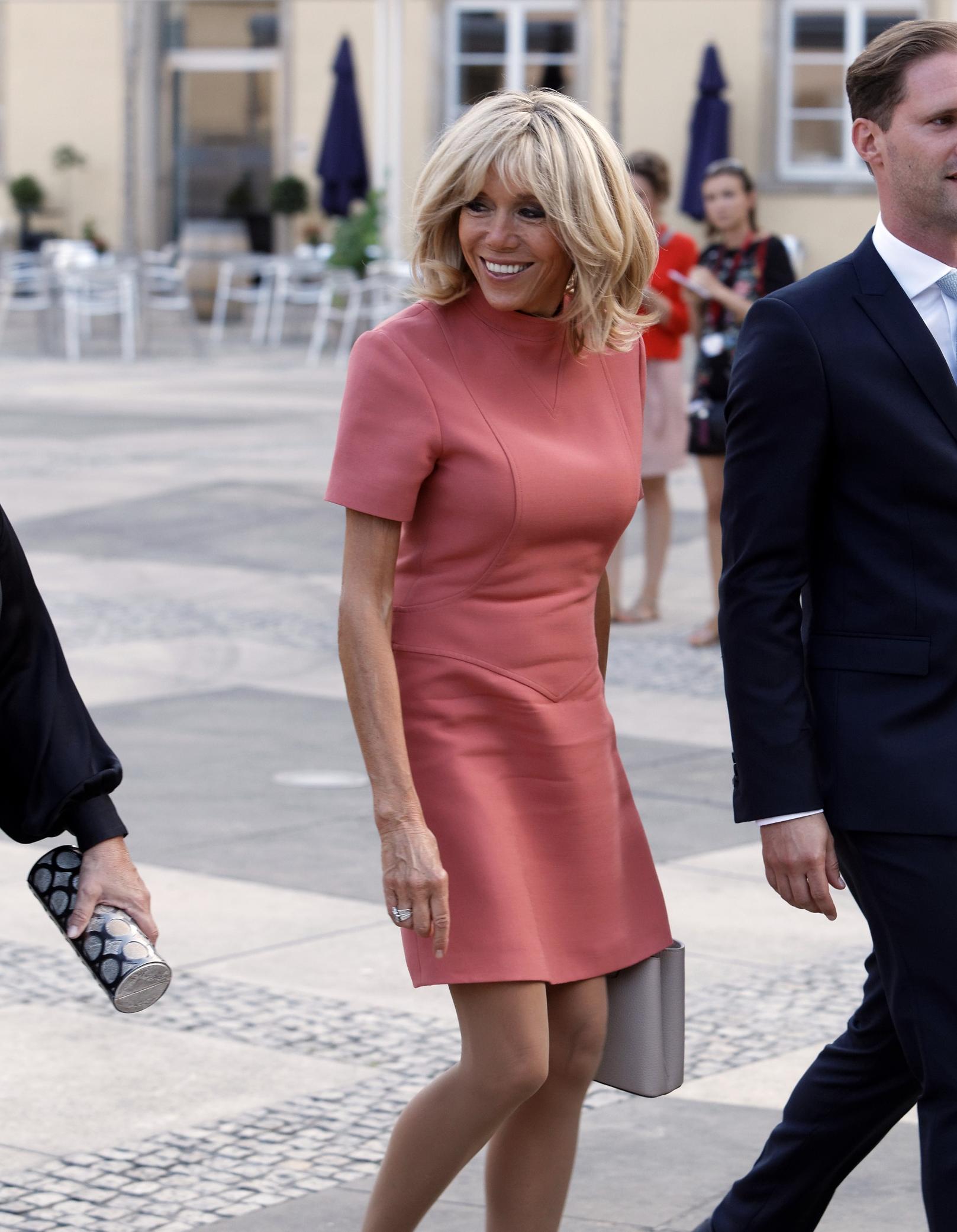 Brigitte Macron ne jure que par cette robe, et elle est ...