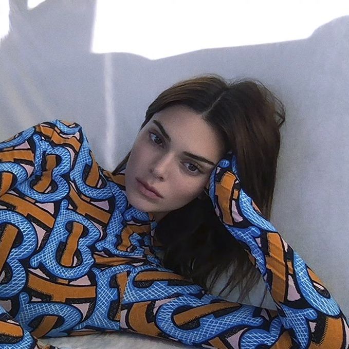 Linstant Mode Pour La Nouvelle Campagne Burberry Kendall Jenner Se Photographie Depuis Chez