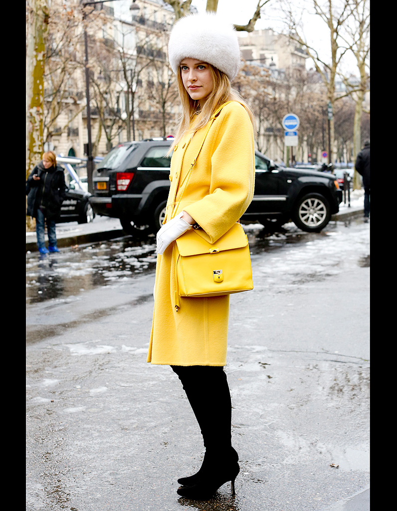 Светло желтая куртка с чем носить
