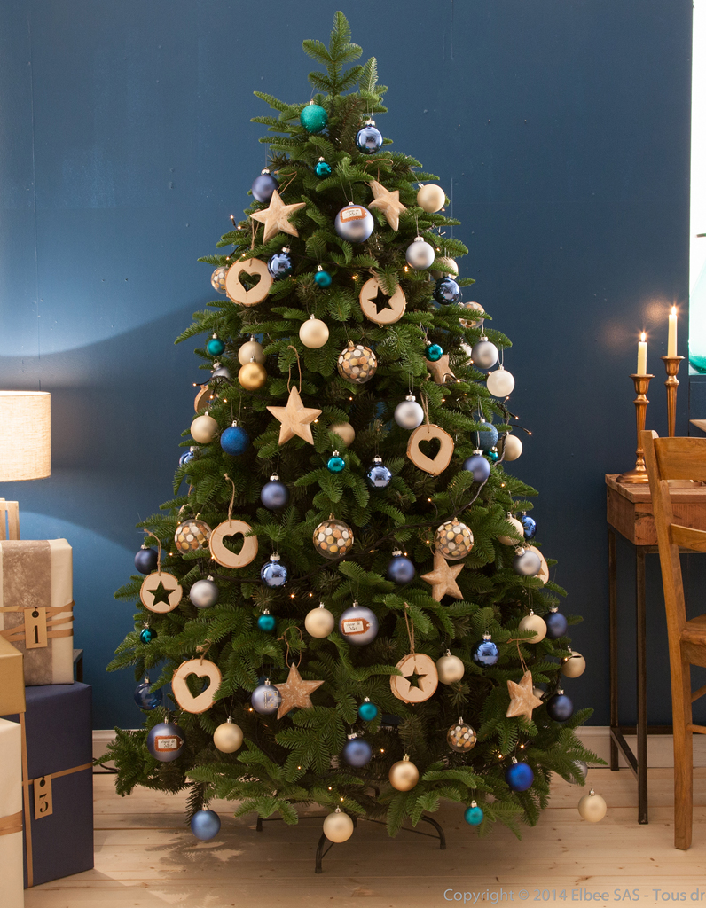 Sapin de Noël qui mixe le bleu et le bois - Toutes nos idées pour un sapin de Noël canon ! - Elle