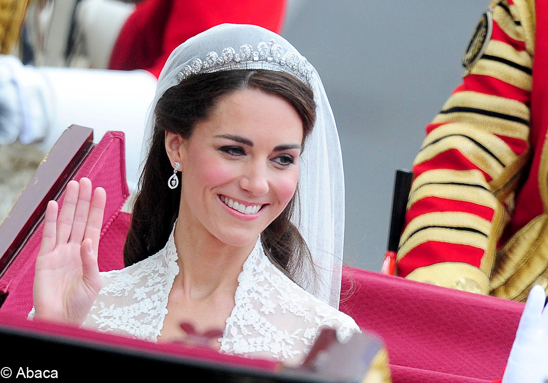 Что с принцессой кэтрин. Принцесса Кэтрин. Кейт Миддлтон свадебный образ в кофте. Принцесса Кэтрин за роялем. Кейт Миддлтон во время Карибского тура в Белизе.