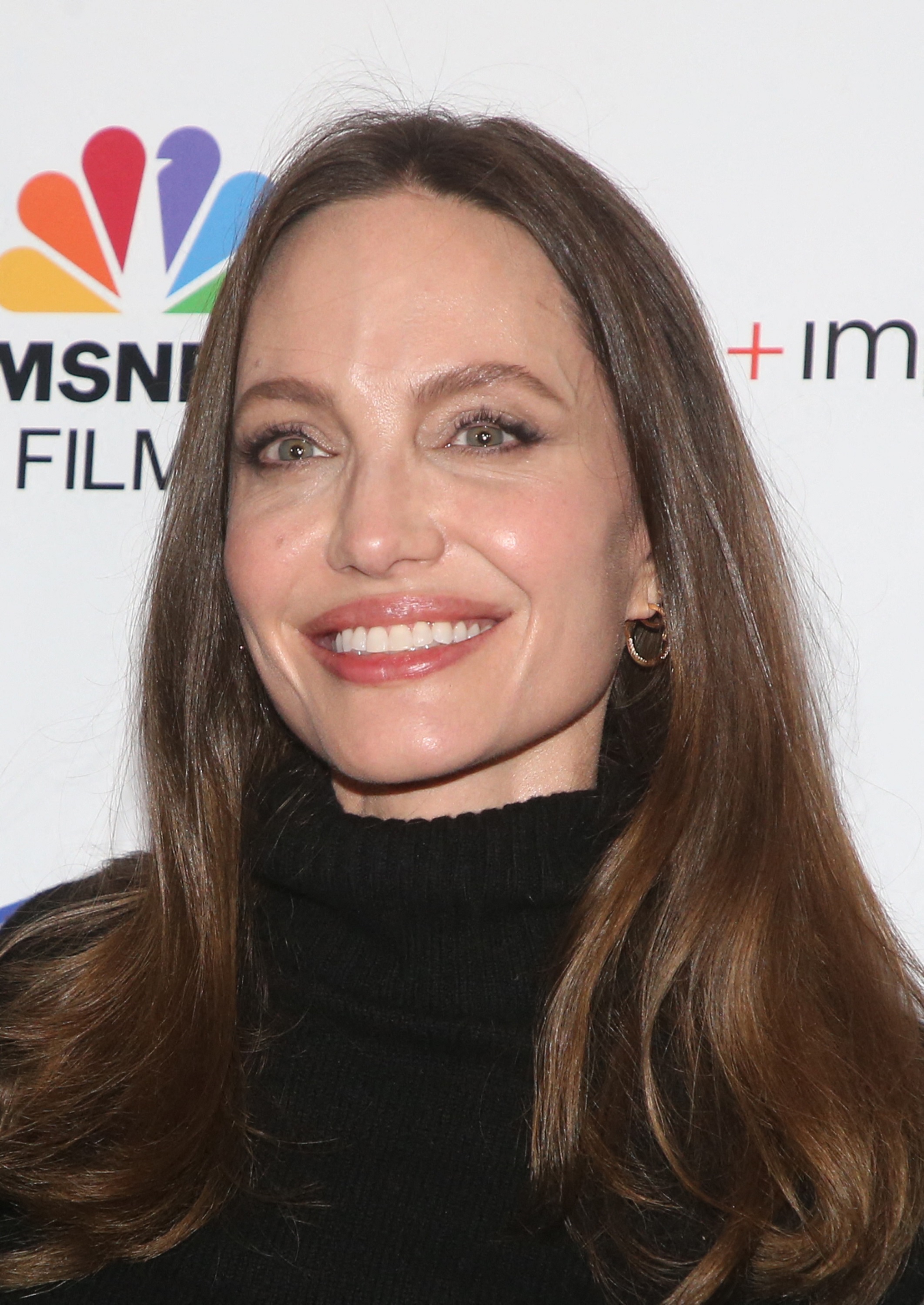 17 Ans Et Maman Actrice Angelina Jolie, maman fière : sa fille Zahara fait son entrée dans une  prestigieuse université - Elle