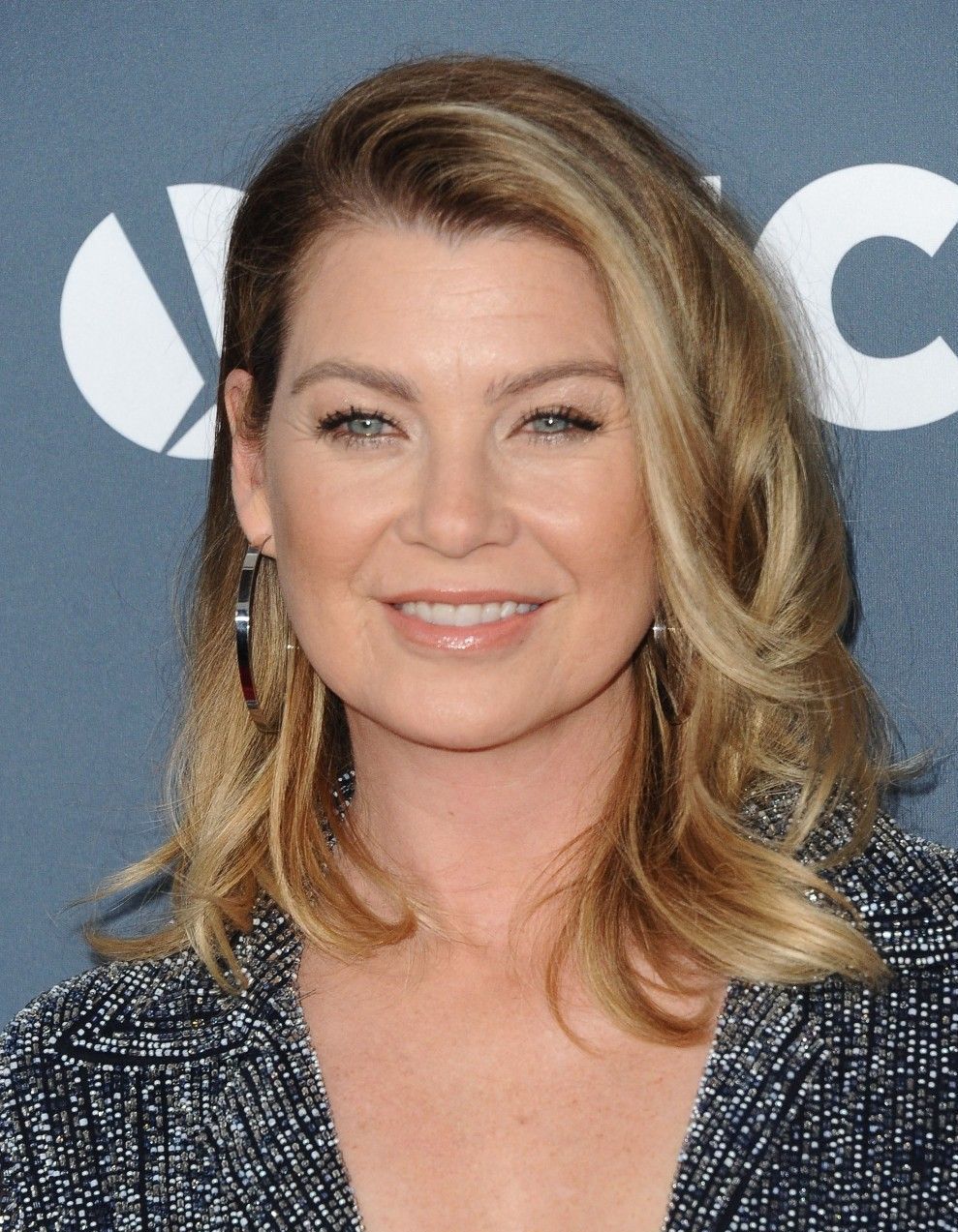 https://cdn-elle.ladmedia.fr/var/plain_site/storage/images/people/la-vie-des-people/news/ellen-pompeo-prend-la-defense-d-une-fan-de-grey-s-anatomy-3933070/94979369-1-fre-FR/Ellen-Pompeo-prend-la-defense-d-une-fan-de-Grey-s-Anatomy.jpg