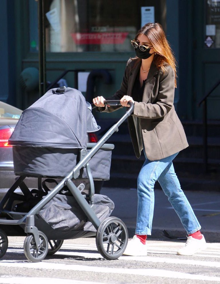 Emily Ratajkowski Sortie Remarquee A New York Avec Son Bebe Elle Emily Ratajkowski Sortie Remarquee A New York Avec Son Bebe Elle