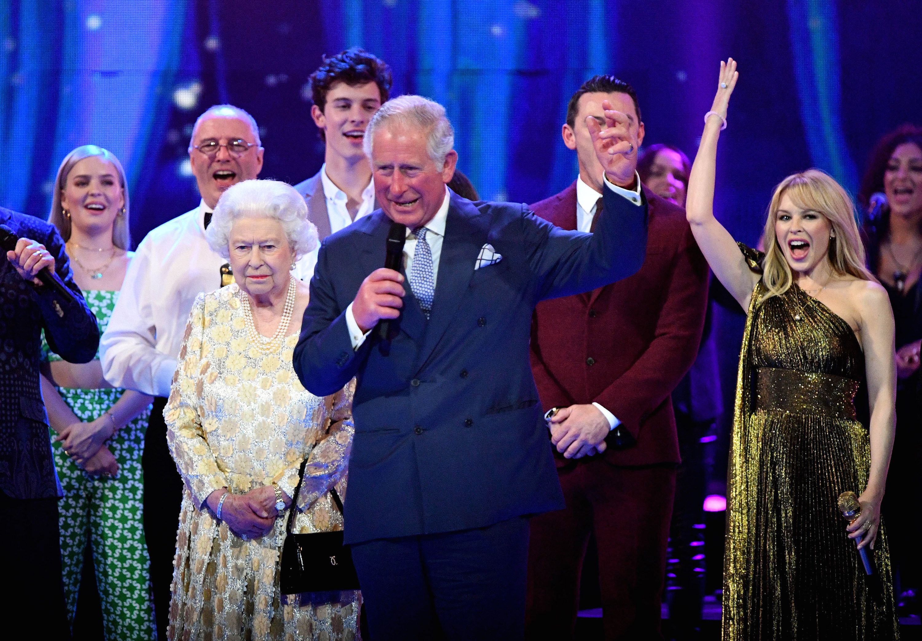 Tout-comme-le-prince-Charles-!-Juste-derriere-lui-la-chanteuse-Kylie-Minogue-qui-a-chante-a-la-ceremonie.jpg