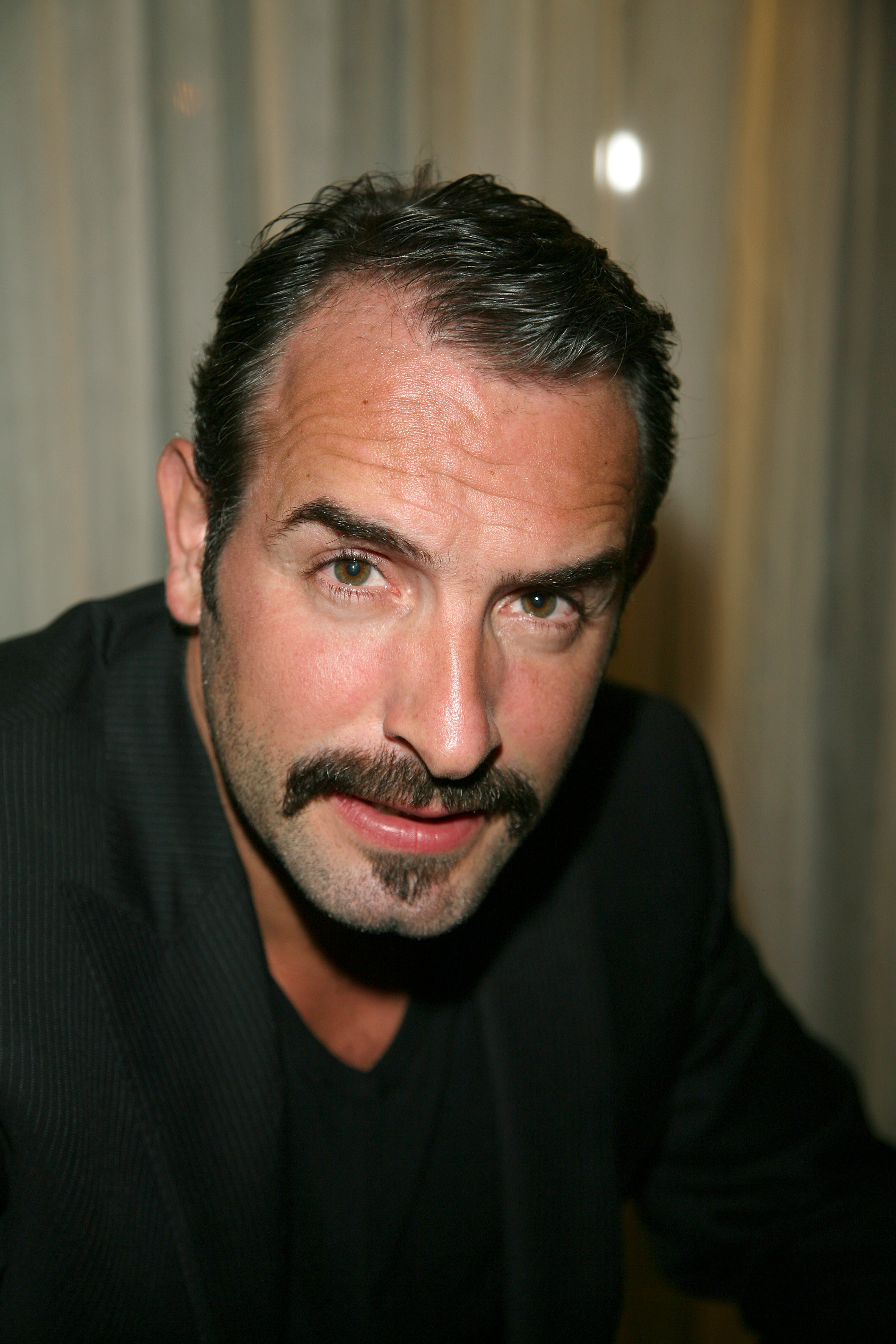La moustache de Jean Dujardin - Hommes célèbres à moustache : qui sont les plus ...2112 x 3168