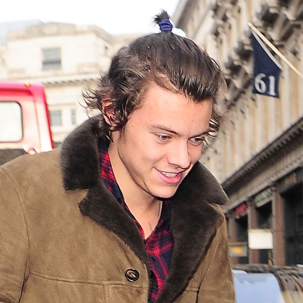 L Homme Le Plus Beau Du Monde 2022 Harry Styles - Hommes à chignon et queue de cheval… On aime ou on