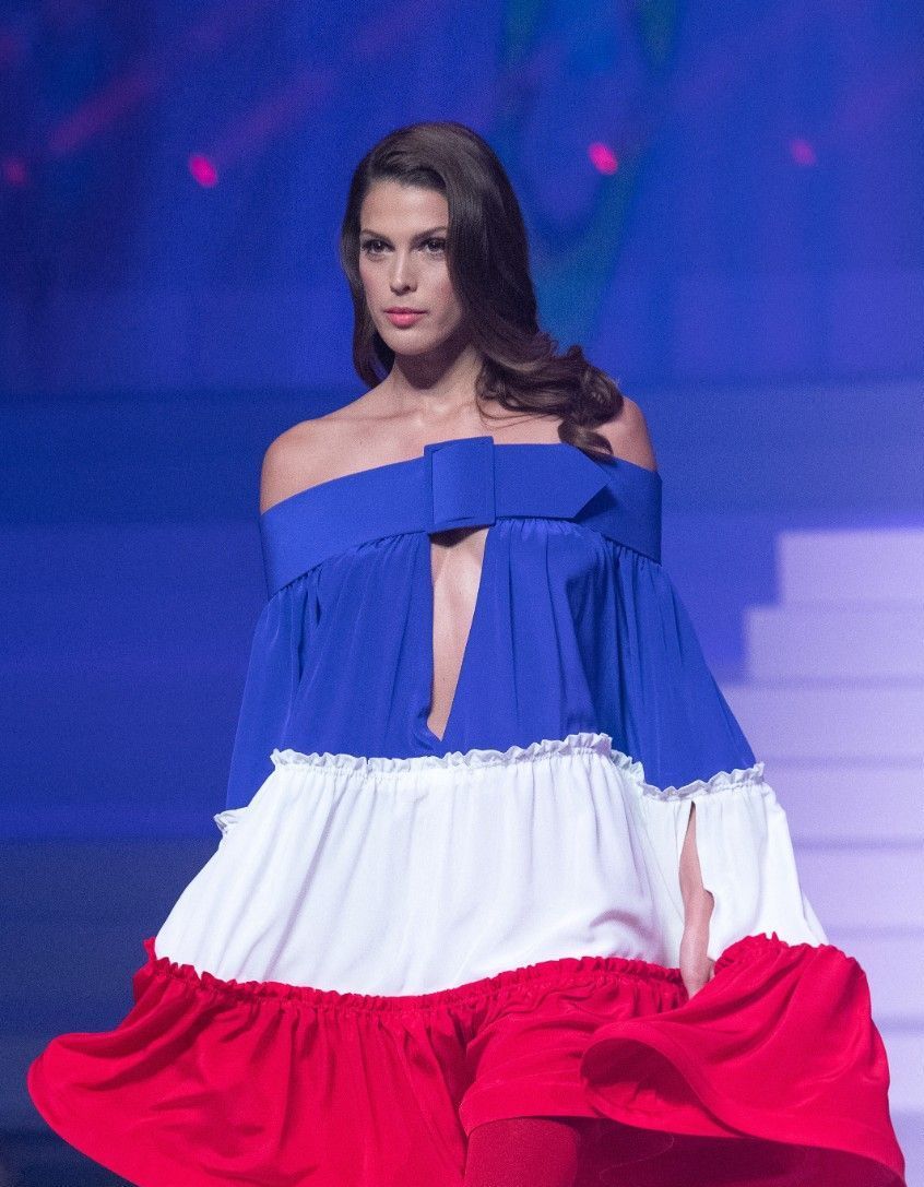Iris Mittenaere Elle Decouvre Son Sosie Sur Instagram Et Reste Sans Voix Elle