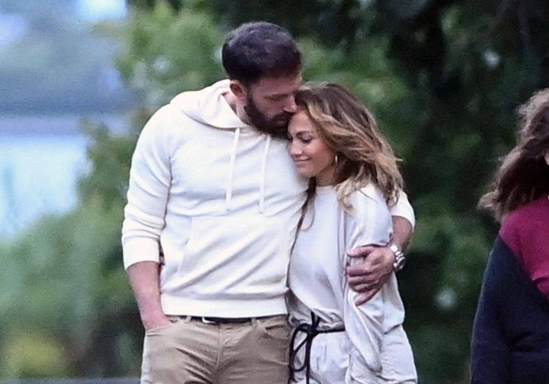 Jennifer Lopez et Ben Affleck promenade en amoureux dans les Hamptons