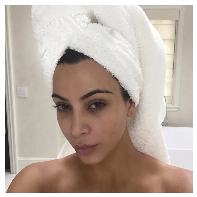 Kim Kardashian : sa séance photo en pyjama et sans maquillage - Elle