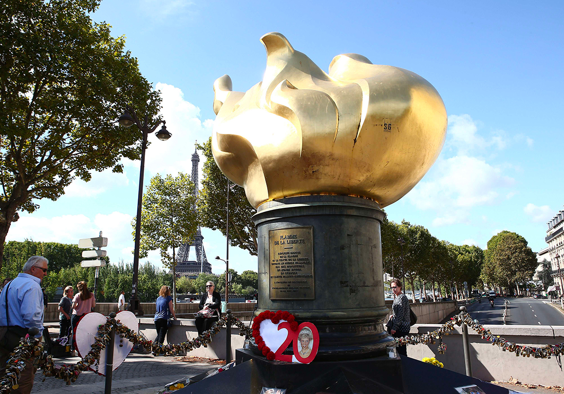 Lady Diana : à Paris, l’émotion au pont de l’Alma, pris d’assaut pour ...